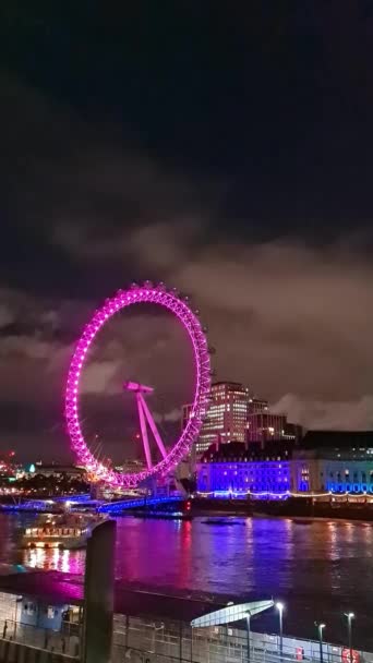 夜のセントラルロンドンのウェストミンスターで照らされたロンドンアイの豪華な眺め 映像は2023年8月2日に撮影された — ストック動画