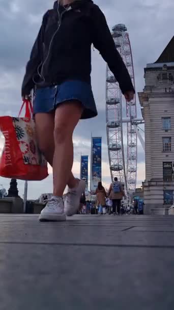 Low Angle Footage People Walking London Eye Tourist Attraction Central — Stock video
