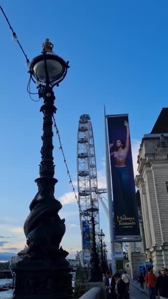 Las Imágenes Bajo Ángulo Gente Están Caminando Londres Eye Tourist — Vídeos de Stock
