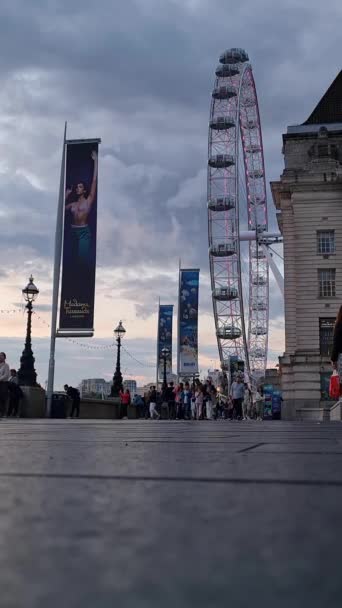 Low Angle Footage People Walking London Eye Tourist Attraction Central — Stock video