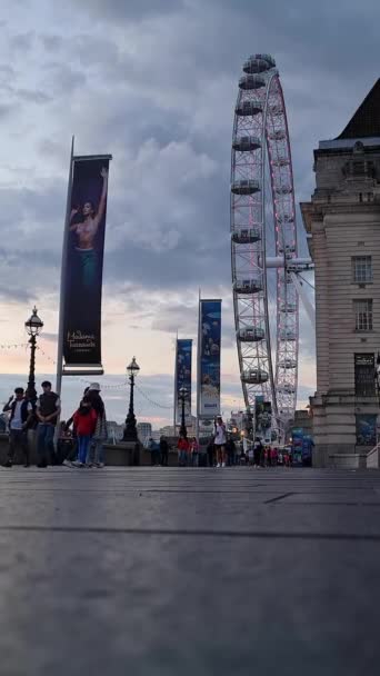 Low Angle Footage People Walking London Eye Tourist Attraction Central — Αρχείο Βίντεο