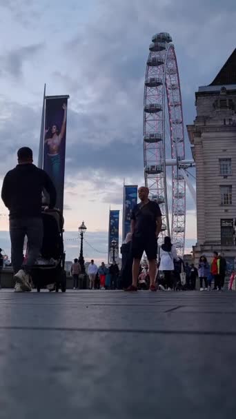 Lågvinkelfilm Människor Går London Eye Tourist Attraction Centrala London City — Stockvideo