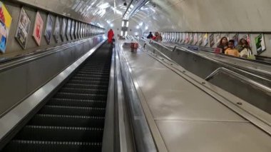 İngiltere 'nin başkenti Londra' daki tren ve metro istasyonu. Görüntü 22 Ağustos 2023 'te çekildi.