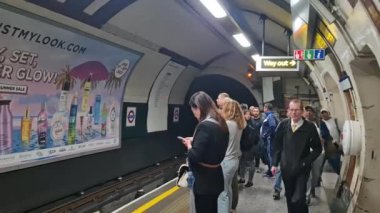 İngiltere 'nin başkenti Londra' daki tren ve metro istasyonu. Görüntü 22 Ağustos 2023 'te çekildi.