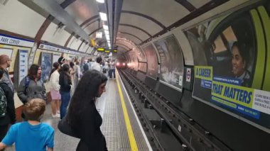 İngiltere 'nin başkenti Londra' daki tren ve metro istasyonu. Görüntü 22 Ağustos 2023 'te çekildi.