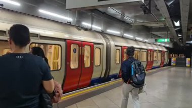 İngiltere 'nin başkenti Londra' daki tren ve metro istasyonu. Görüntü 22 Ağustos 2023 'te çekildi.