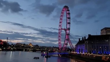 Thames Nehri Westminster 'dan Londra' nın gözü aydınlandı. İngiltere Büyük Britanya, 22 Ağustos 2023 'te günbatımında çekildi..