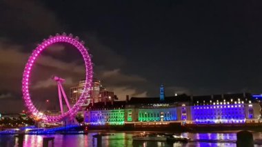 Thames Nehri Westminster 'dan Londra' nın gözü aydınlandı. İngiltere Büyük Britanya, 22 Ağustos 2023 'te günbatımında çekildi..