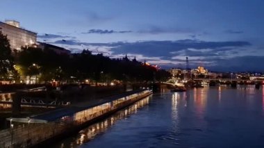 Thames Nehri Westminster 'dan Londra' nın gözü aydınlandı. İngiltere Büyük Britanya, 22 Ağustos 2023 'te günbatımında çekildi..
