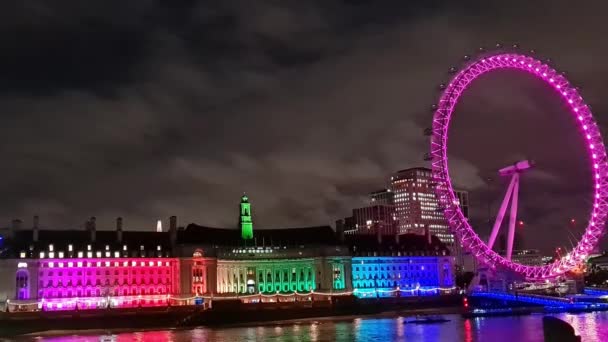 テムズ川のウェストミンスターからロンドンの目が照らされた イギリス フッテージは8月02日に撮影されました 2023 夕日中に — ストック動画