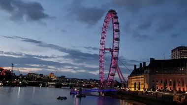 Thames Nehri Westminster 'dan Londra' nın gözü aydınlandı. İngiltere Büyük Britanya, 22 Ağustos 2023 'te günbatımında çekildi..