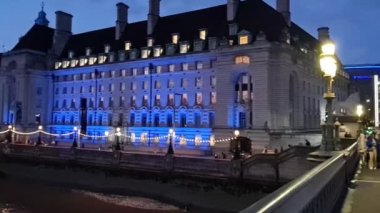 Thames Nehri Westminster 'dan Londra' nın gözü aydınlandı. İngiltere Büyük Britanya, 22 Ağustos 2023 'te günbatımında çekildi..