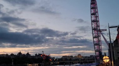 Londra Yolu boyunca yürüyen turistler Westminster Londra 'nın merkezi kenti İngiltere' de 22 Ağustos 2023 'te günbatımında yakalandılar..