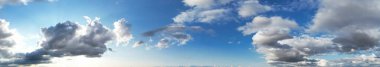 Yüksek Angle Drone 'un Dramatik Bulutlar ve Gökyüzü Kamerası İngiltere Luton Şehri üzerinde 4 Ağustos 2023
