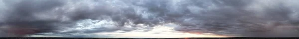 イギリスのルートンシティ上空のドラマティックな雲とスカイのハイアングルドローンのカメラ映像 8月4日 2023 — ストック写真