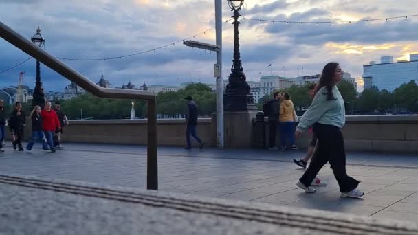 Tourists Walking Pathway London Eye Westminster Central London City England — Stock Video