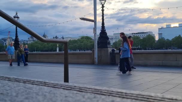 イギリスのウェストミンスター セントラル ロンドン シティでロンドン アイの道を歩く観光客 フッテージは 8月02日に撮影されました 2023 夕日中 — ストック動画