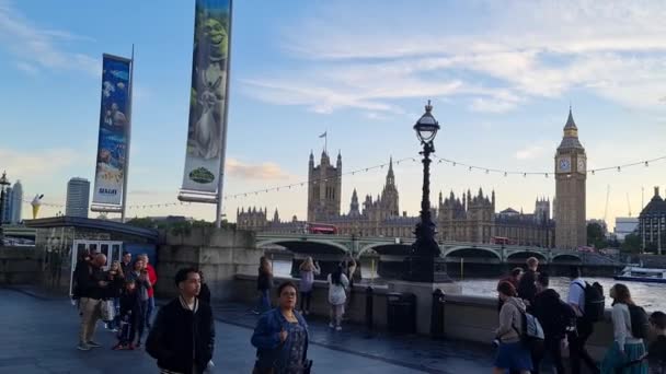 2023年8月2日 在英国伦敦威斯敏斯特市中心 沿着伦敦眼之路行走的游客在日落时分捕捉到了一段录像 — 图库视频影像