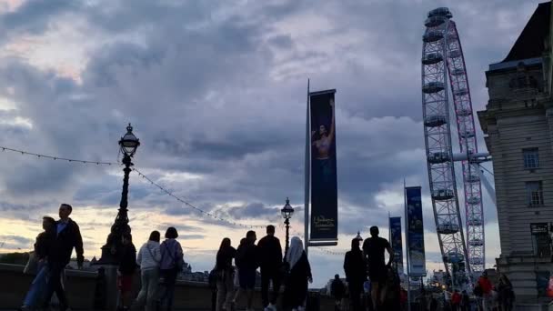 Туристи Йдуть Вздовж Шляху Лондона Око Вестмінстері Центральне Лондонське Сіті — стокове відео