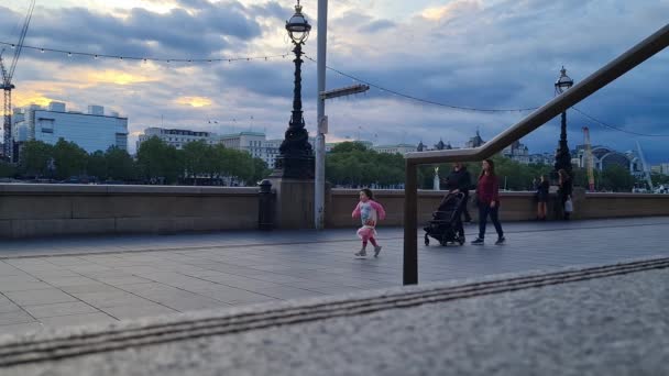 Turisti Che Camminano Lungo Sentiero London Eye Westminster Central London — Video Stock