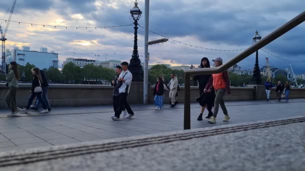 Tourrists Walking Pathway London Eye Westminster Central London City England — стоковое видео