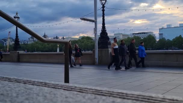 Tourists Walking Pathway London Eye Westminster Central London City England — Αρχείο Βίντεο