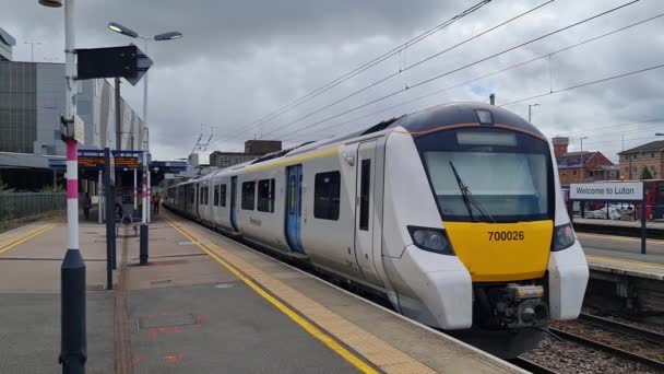Train Électrique Britannique Plate Forme Ferroviaire Central Luton City Angleterre — Video