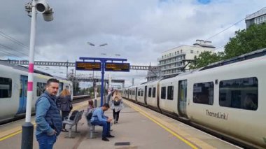 İngiltere 'nin merkez Luton şehrindeki tren istasyonunda İngiliz Elektrik Treni 22 Ağustos 2023' te yakalandı.