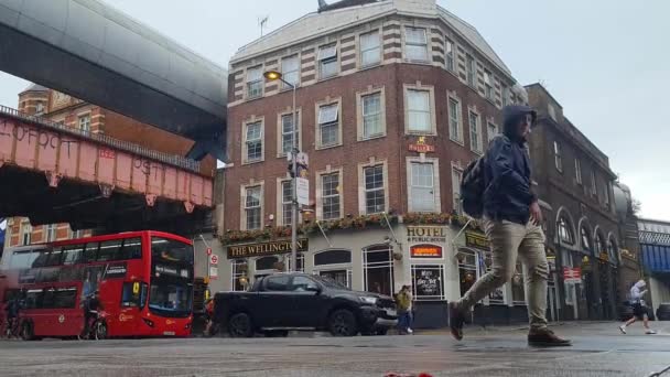 British Traffic Rain Central London City England Great Britain Footage — Stock Video