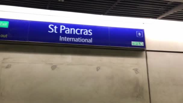英国火车于2023年8月2日在英国伦敦市中心圣潘克拉斯国际车站的铁路站台上被捕获 — 图库视频影像