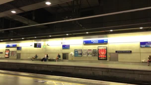 Британский Траулер Железнодорожной Платформе Международной Станции Сент Панкрас Центре Лондона — стоковое видео