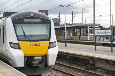 İngiltere Merkez Luton Şehir Tren İstasyonu 'nun En Güzel Düşük Açılı Manzarası. Bulutlu 2 Ağustos 2023 'te yakalandı. 