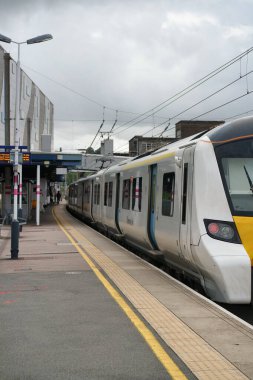 İngiltere Merkez Luton Şehir Tren İstasyonu 'nun En Güzel Düşük Açılı Manzarası. Bulutlu 2 Ağustos 2023 'te yakalandı. 