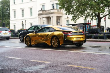 Yoğun Londra Şehir ve Yolu Düşük Açı Manzaralı Yağmurda Trafik ve Bulutlu Gün İngiltere Büyük Britanya üzerinde. Görüntü 2 Ağustos 2023 'te çekildi.