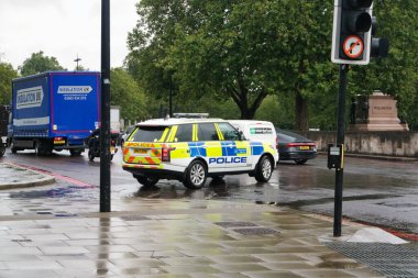 Yoğun Londra Şehir ve Yolu Düşük Açı Manzaralı Yağmurda Trafik ve Bulutlu Gün İngiltere Büyük Britanya üzerinde. Görüntü 2 Ağustos 2023 'te çekildi.