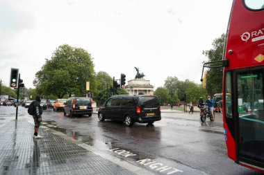 Yoğun Londra Şehir ve Yolu Düşük Açı Manzaralı Yağmurda Trafik ve Bulutlu Gün İngiltere Büyük Britanya üzerinde. Görüntü 2 Ağustos 2023 'te çekildi.
