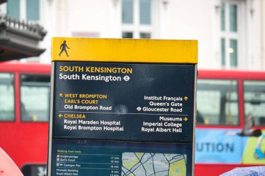 Yoğun Londra Şehir ve Yolu Düşük Açı Manzaralı Yağmurda Trafik ve Bulutlu Gün İngiltere Büyük Britanya üzerinde. Görüntü 2 Ağustos 2023 'te çekildi.