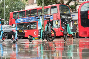 Yoğun Londra Şehir ve Yolu Düşük Açı Manzaralı Yağmurda Trafik ve Bulutlu Gün İngiltere Büyük Britanya üzerinde. Görüntü 2 Ağustos 2023 'te çekildi.