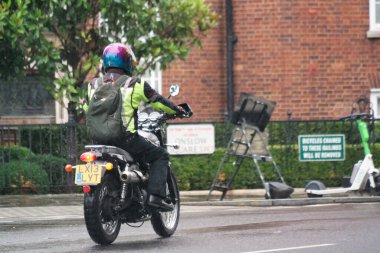 Yoğun Londra Şehir ve Yolu Düşük Açı Manzaralı Yağmurda Trafik ve Bulutlu Gün İngiltere Büyük Britanya üzerinde. Görüntü 2 Ağustos 2023 'te çekildi.