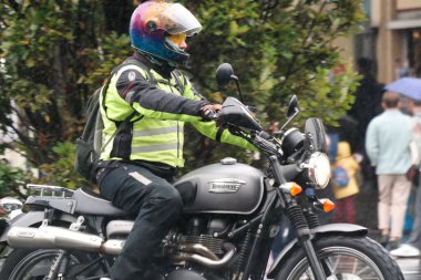 Yoğun Londra Şehir ve Yolu Düşük Açı Manzaralı Yağmurda Trafik ve Bulutlu Gün İngiltere Büyük Britanya üzerinde. Görüntü 2 Ağustos 2023 'te çekildi.