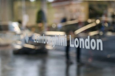 Yoğun Londra Şehir ve Yolu Düşük Açı Manzaralı Yağmurda Trafik ve Bulutlu Gün İngiltere Büyük Britanya üzerinde. Görüntü 2 Ağustos 2023 'te çekildi.