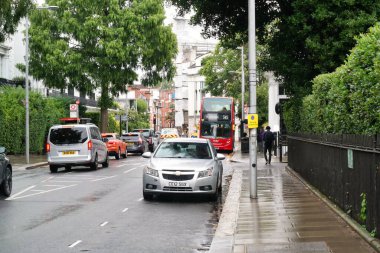 Yoğun Londra Şehir ve Yolu Düşük Açı Manzaralı Yağmurda Trafik ve Bulutlu Gün İngiltere Büyük Britanya üzerinde. Görüntü 2 Ağustos 2023 'te çekildi.