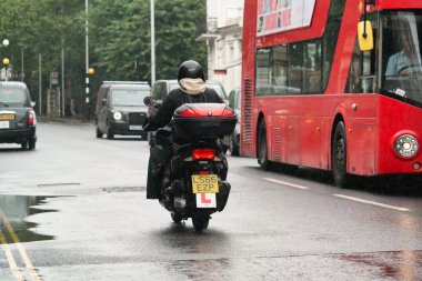 Yoğun Londra Şehir ve Yolu Düşük Açı Manzaralı Yağmurda Trafik ve Bulutlu Gün İngiltere Büyük Britanya üzerinde. Görüntü 2 Ağustos 2023 'te çekildi.