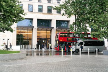 Yoğun Londra Şehir ve Yolu Düşük Açı Manzaralı Yağmurda Trafik ve Bulutlu Gün İngiltere Büyük Britanya üzerinde. Görüntü 2 Ağustos 2023 'te çekildi.