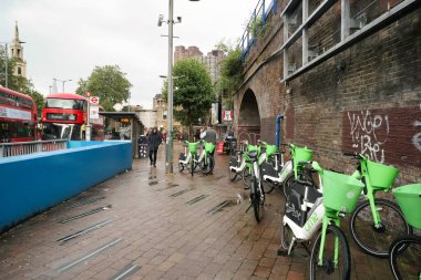 Yoğun Londra Şehir ve Yolu Düşük Açı Manzaralı Yağmurda Trafik ve Bulutlu Gün İngiltere Büyük Britanya üzerinde. Görüntü 2 Ağustos 2023 'te çekildi.