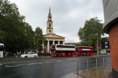 Yoğun Londra Şehir ve Yolu Düşük Açı Manzaralı Yağmurda Trafik ve Bulutlu Gün İngiltere Büyük Britanya üzerinde. Görüntü 2 Ağustos 2023 'te çekildi.