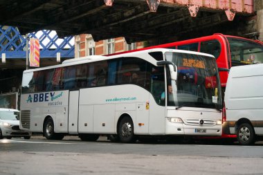 Yoğun Londra Şehir ve Yolu Düşük Açı Manzaralı Yağmurda Trafik ve Bulutlu Gün İngiltere Büyük Britanya üzerinde. Görüntü 2 Ağustos 2023 'te çekildi.