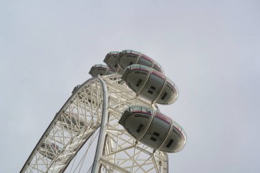 Londra Gözü 'nün Güzel Düşük Açı Manzarası, Büyük Ben Saat Kulesi nehri Thames' den, İngiltere 'nin başkenti İngiltere' nin Westminster Central London 'da. Görüntü Bulutlu Gün 2 Ağustos 2023 'te Yakalandı