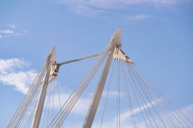Londra Gözü 'nün Güzel Düşük Açı Manzarası, Büyük Ben Saat Kulesi nehri Thames' den, İngiltere 'nin başkenti İngiltere' nin Westminster Central London 'da. Görüntü Bulutlu Gün 2 Ağustos 2023 'te Yakalandı