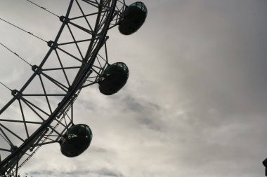 Londra Gözü 'nün Güzel Düşük Açı Manzarası, Büyük Ben Saat Kulesi nehri Thames' den, İngiltere 'nin başkenti İngiltere' nin Westminster Central London 'da. Görüntü Bulutlu Gün 2 Ağustos 2023 'te Yakalandı
